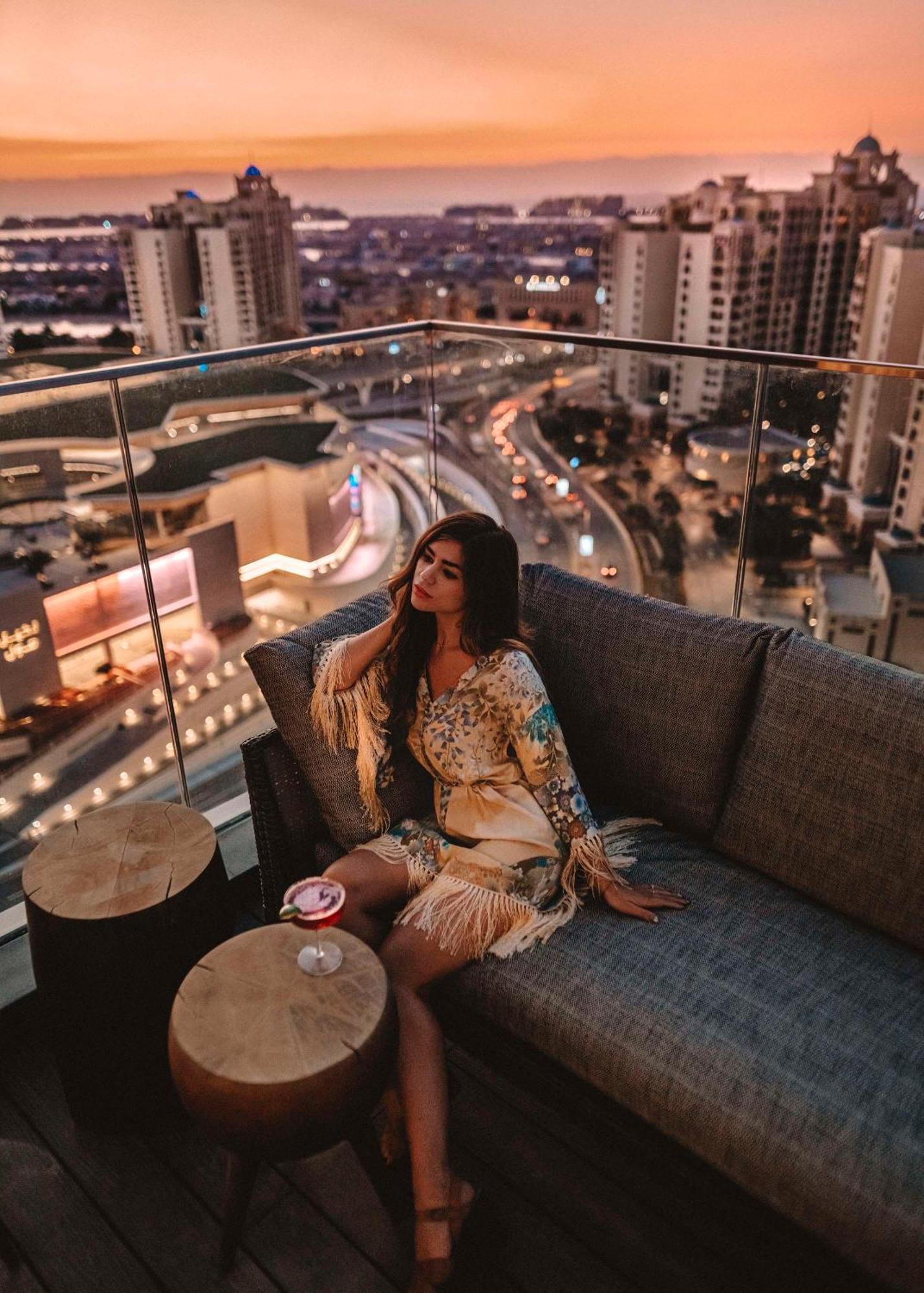 Andaz Dubai The Palm, By Hyatt Hotell Exteriör bild A woman in Dubai
